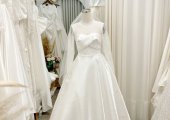Tân nương nên mua váy cưới CÓ SẴN hay đặt váy cưới THIẾT KẾ sẽ lợi hơn? 