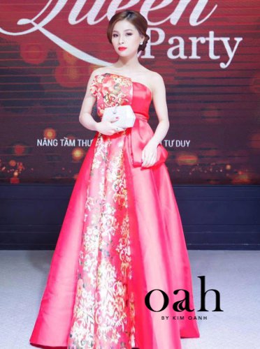 OTDH21 (Đầm dạ hội màu đỏ, tùng xòe chữ A, kết hợp hoa văn vàng đồng sang trọng.)