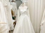 Tân nương nên mua váy cưới CÓ SẴN hay đặt váy cưới THIẾT KẾ sẽ lợi hơn? 