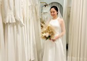 Sự kết hợp ăn ý giữa vải phi bóng và ren phối hoa 3D bắt mắt trên váy cưới thiết kế 