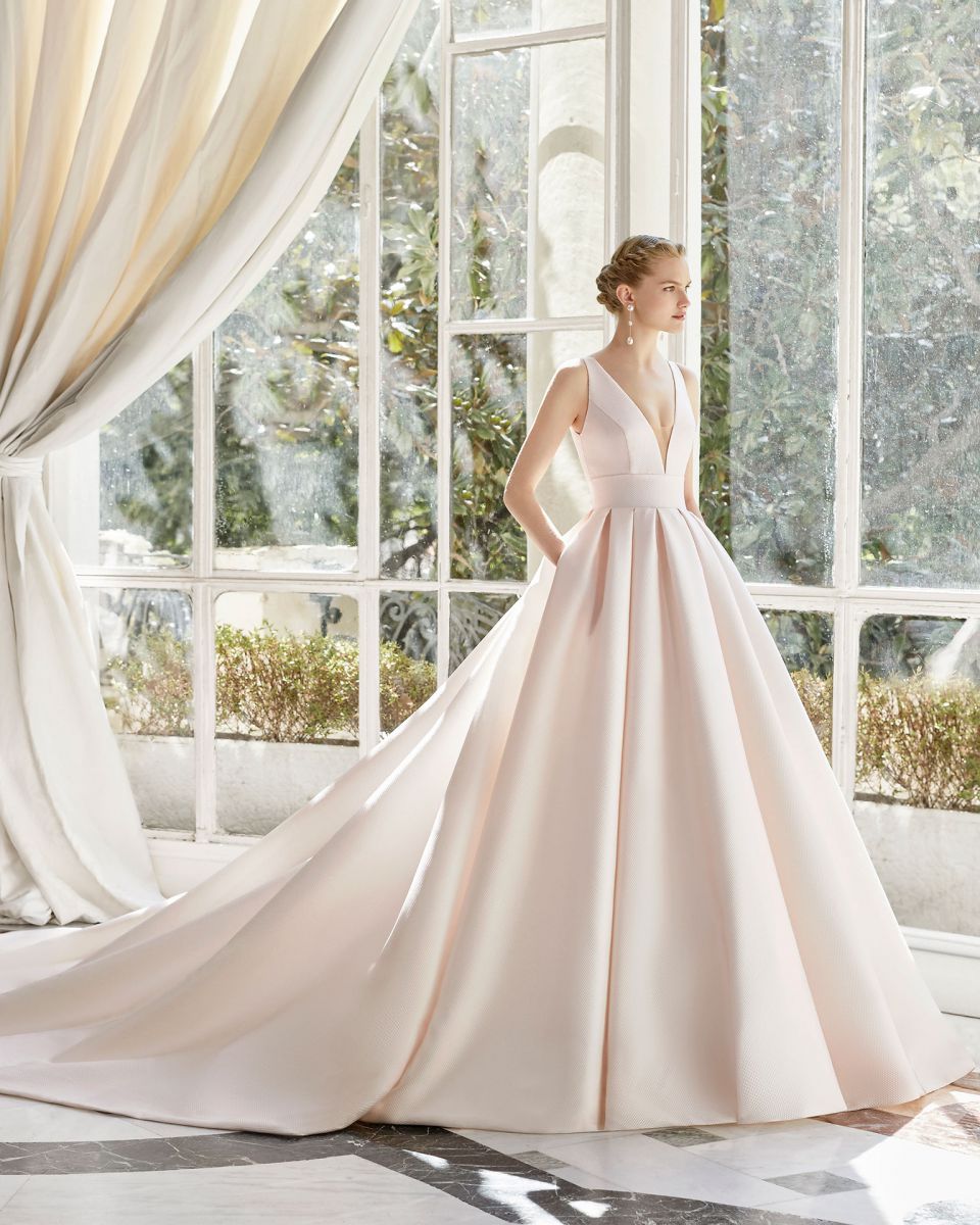 20 Mẫu váy cưới đơn giản sang trọng 2023  Wedding dresses Satin wedding  gown Elegant wedding dress